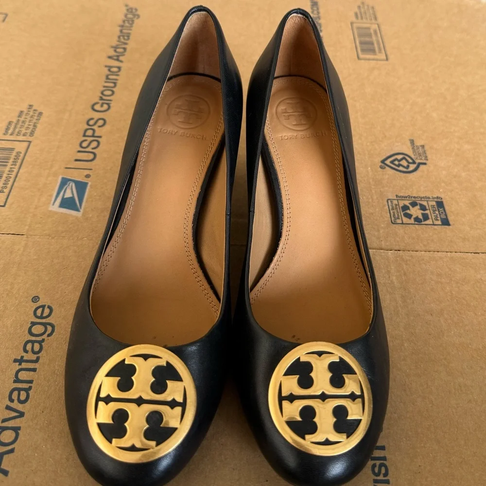 Tory Burch Women’s Chelsea Block Heel Pumps - Picture 2 of 8